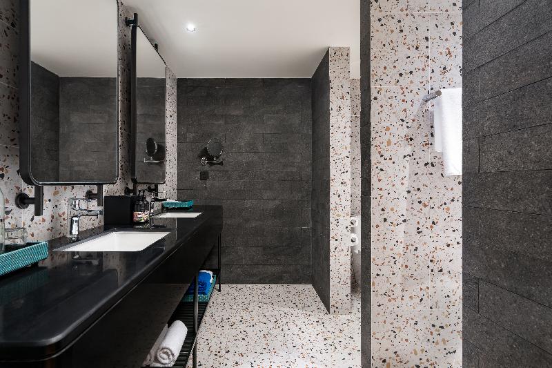 M Social Hotel Phuket - Oda