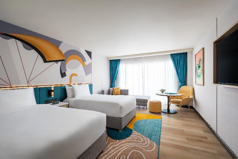 M Social Hotel Phuket - Oda