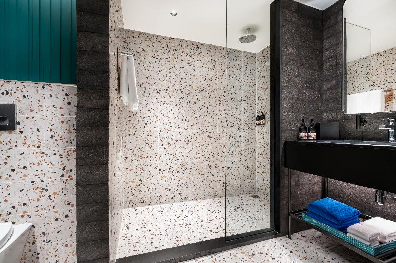 M Social Hotel Phuket - Oda