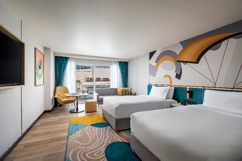 M Social Hotel Phuket - Oda