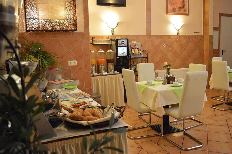 City Hotel West - Restoran