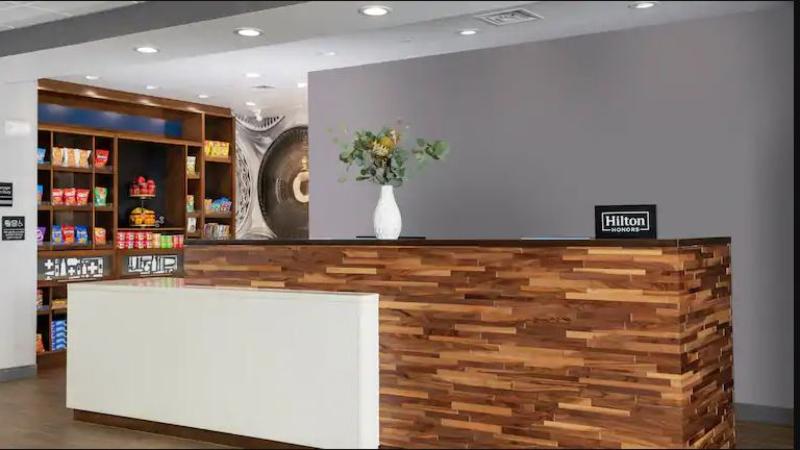 Hampton Inn Newark Airport - Lobi
