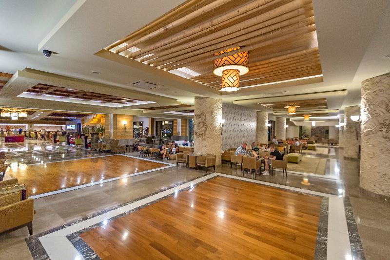 Royal Dragon Hotel - Lobi
