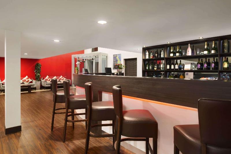 Ramada by Wyndham Oxford - Bar