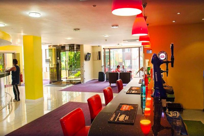 Luton Hotel - Lobi