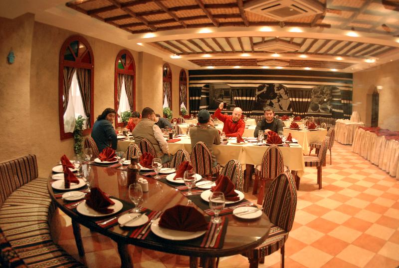 Al Liwan Suites - Restoran