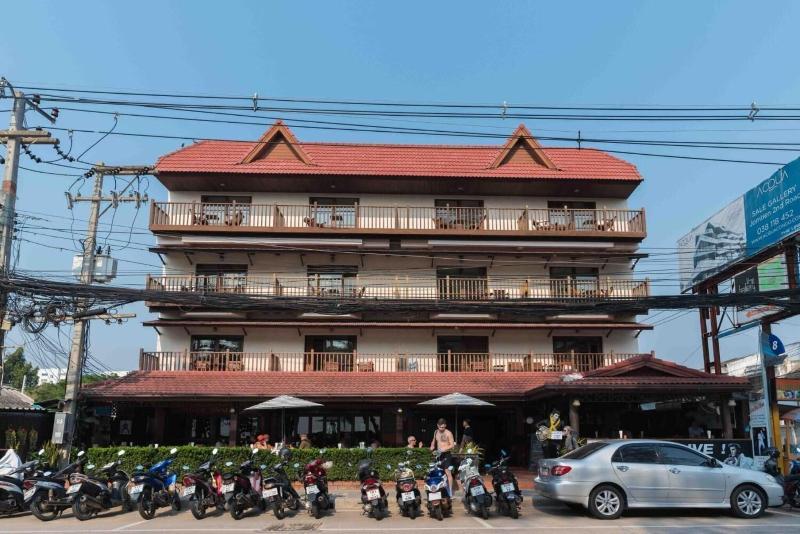 Jomtien Boathouse - Genel