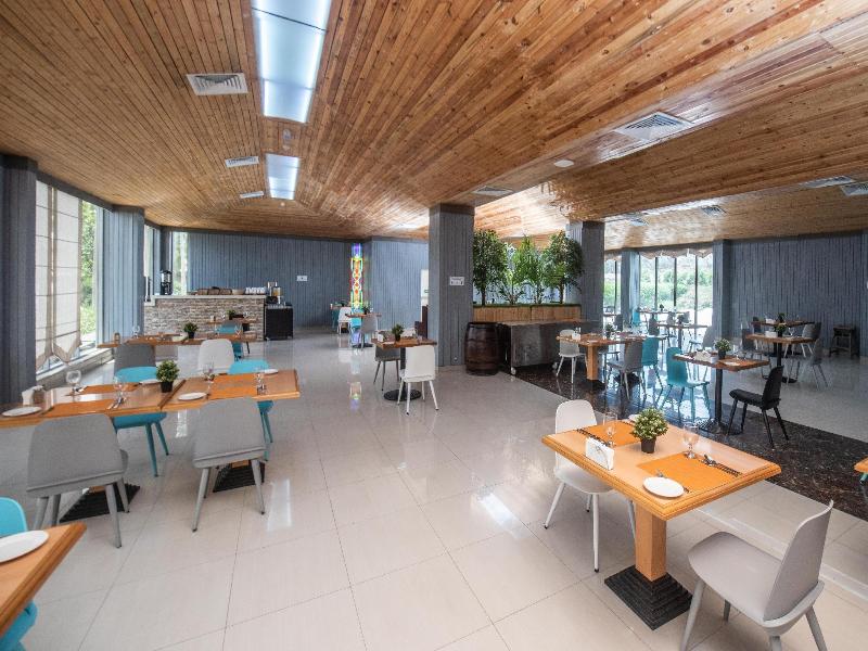 BM Beach Hotel - Restoran