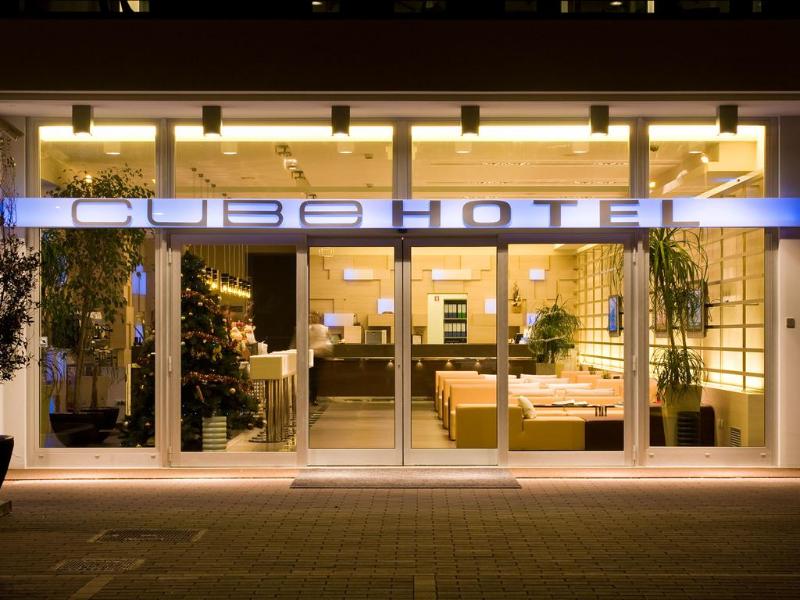 Cube Hotel - Genel