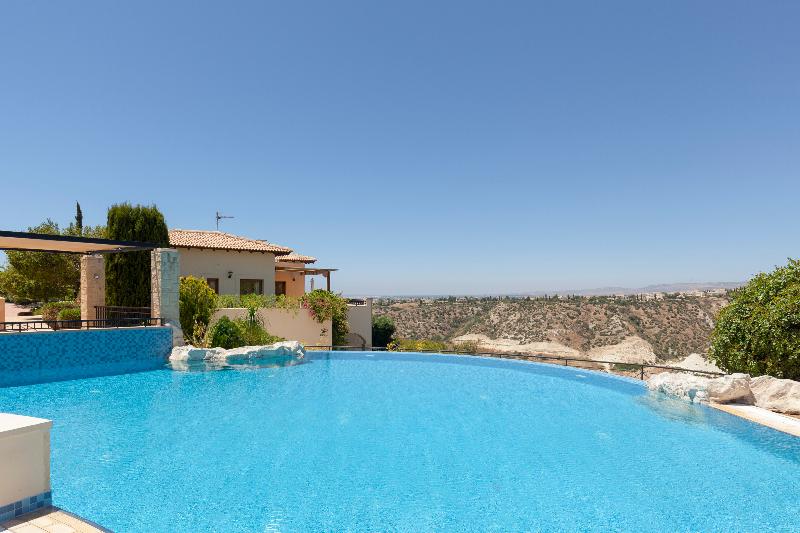 Aphrodite Hills Residences Apartments - Havuz