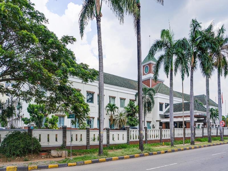 Townhouse OAK Hotel Grand Cikarang - Genel