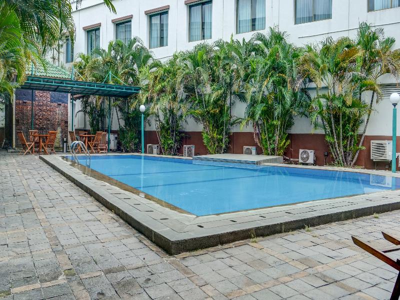 Townhouse OAK Hotel Grand Cikarang - Havuz