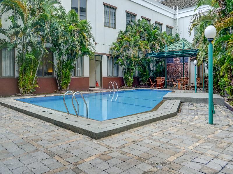Townhouse OAK Hotel Grand Cikarang - Havuz