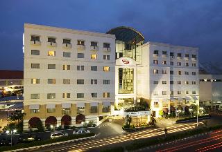 Surabaya Suites Hotel Powered by Archipelago otel fotoğrafı