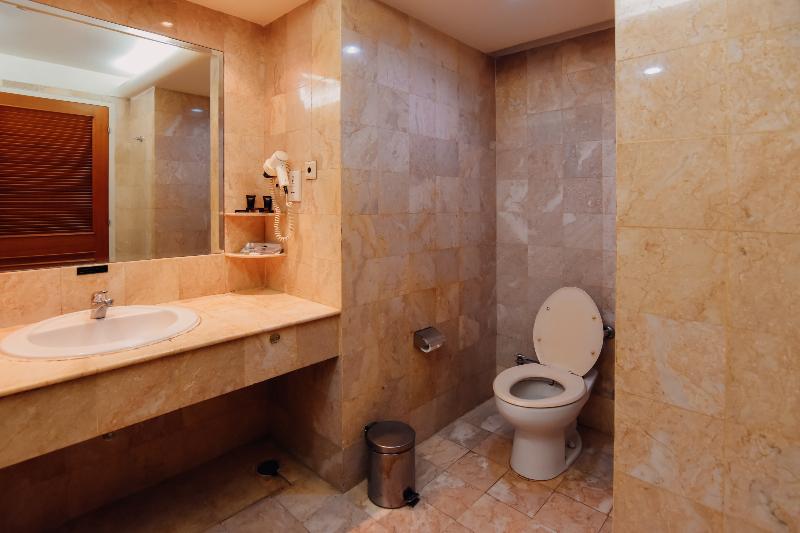 Surabaya Suites Hotel Powered by Archipelago - Oda