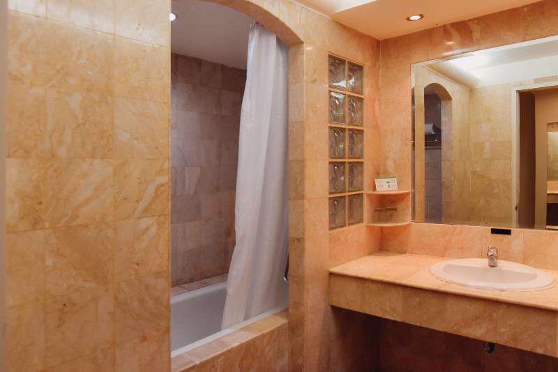 Surabaya Suites Hotel Powered by Archipelago - Oda