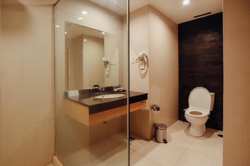 Surabaya Suites Hotel Powered by Archipelago - Oda