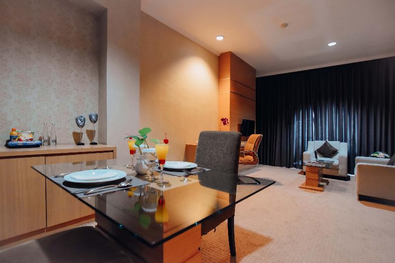 Surabaya Suites Hotel Powered by Archipelago - Oda