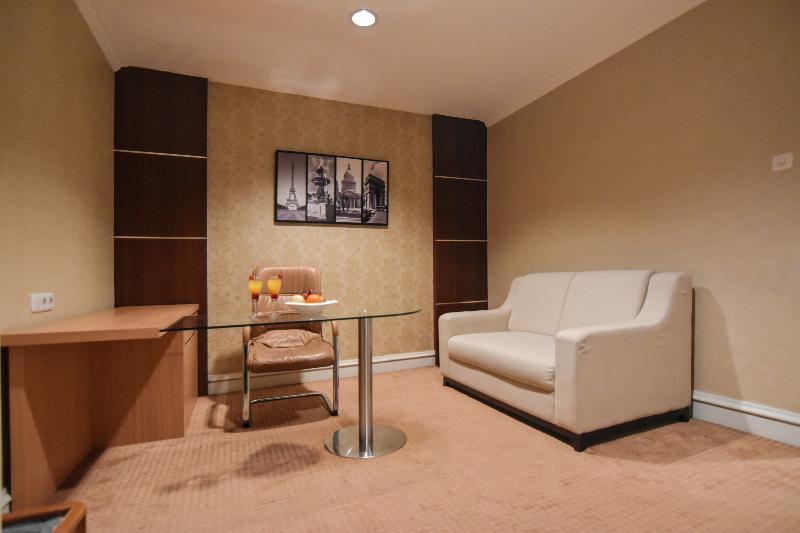 Surabaya Suites Hotel Powered by Archipelago - Oda