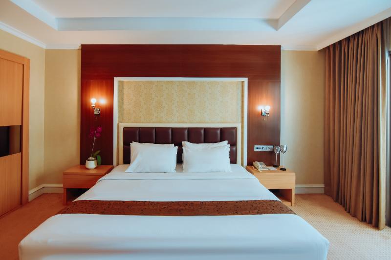 Surabaya Suites Hotel Powered by Archipelago - Oda