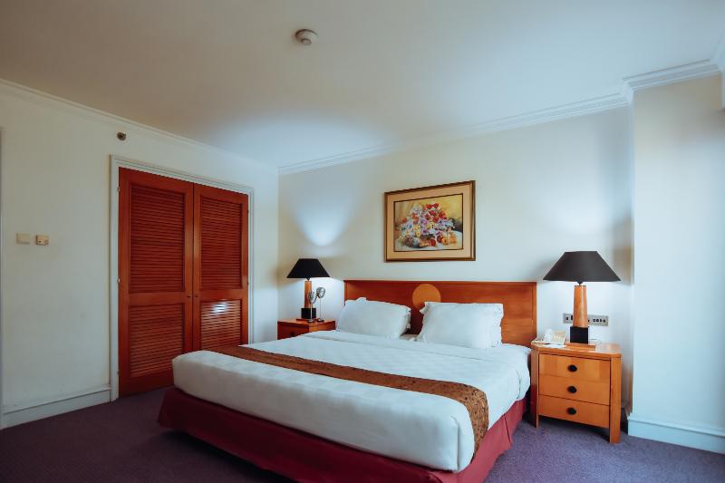Surabaya Suites Hotel Powered by Archipelago - Oda