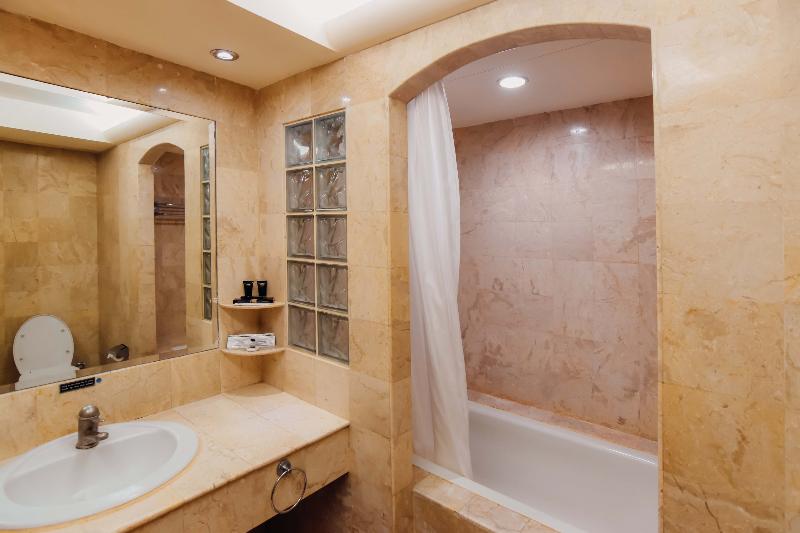 Surabaya Suites Hotel Powered by Archipelago - Oda