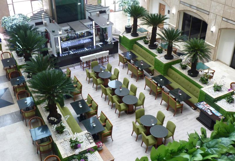 Surabaya Suites Hotel Powered by Archipelago - Restoran