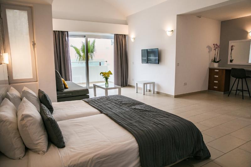 Theo Sunset Bay Hotel - Oda