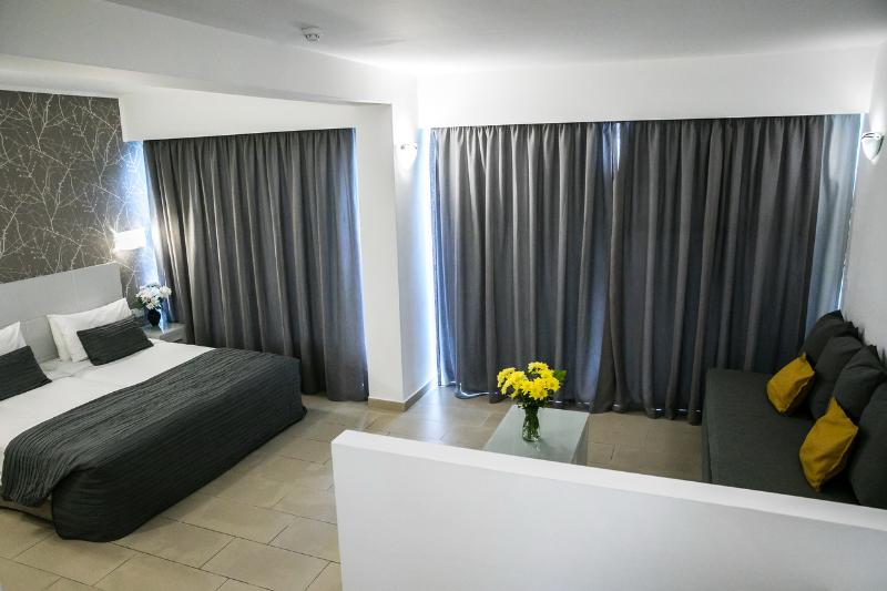 Theo Sunset Bay Hotel - Oda