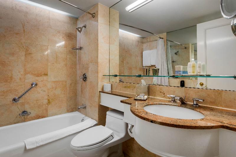 Omni Berkshire Place - Genel