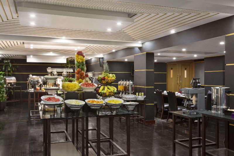 Ramada Qurum Beach - Restoran