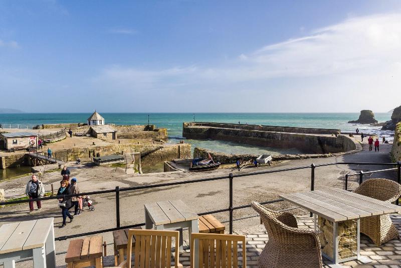 The Pier House - Genel