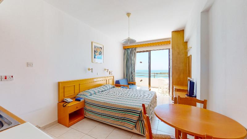 Corallia Beach Hotel Apartments - Oda