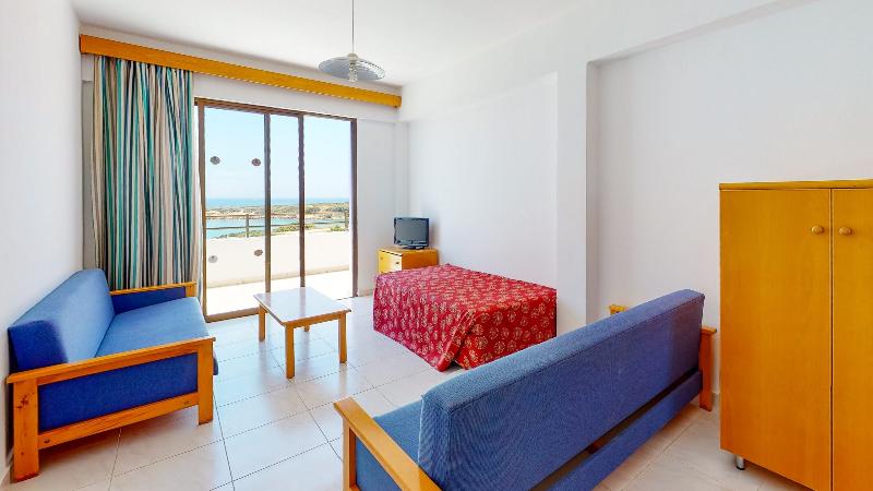 Corallia Beach Hotel Apartments - Oda