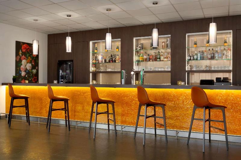 Ramada by Wyndham Amsterdam Airport Schiphol - Bar