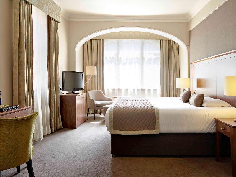 Bush Hotel Farnham - Oda