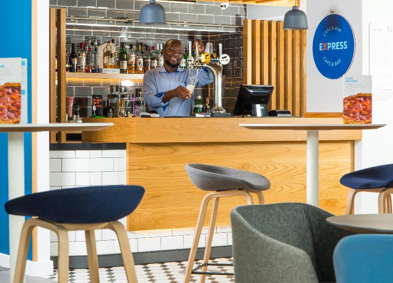 Holiday Inn Express Cardiff Bay - Bar