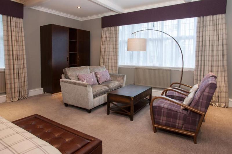 The Manor Elstree - Oda