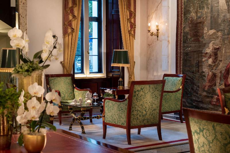 Best Western Premier Grand Hotel Russischer Hof - Lobi