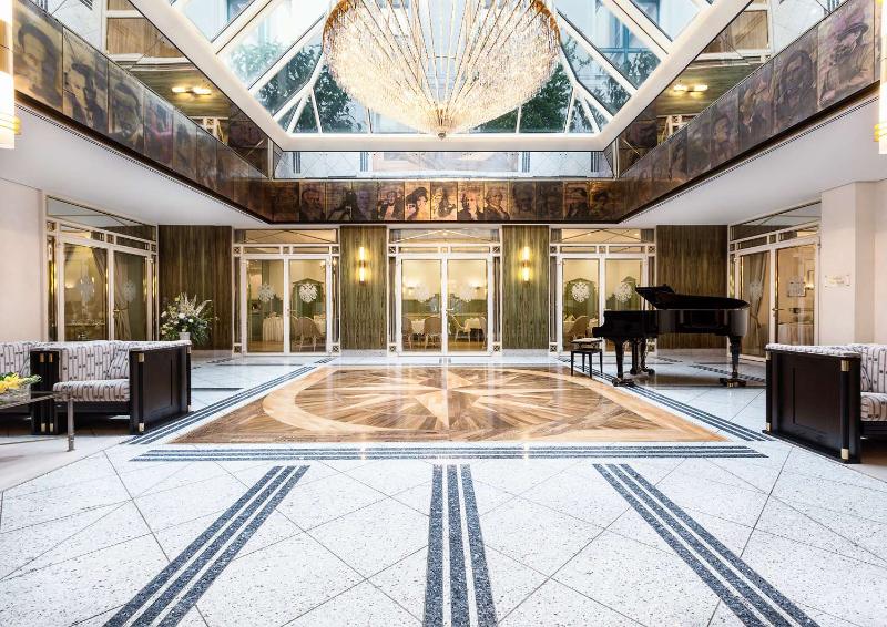 Best Western Premier Grand Hotel Russischer Hof - Lobi