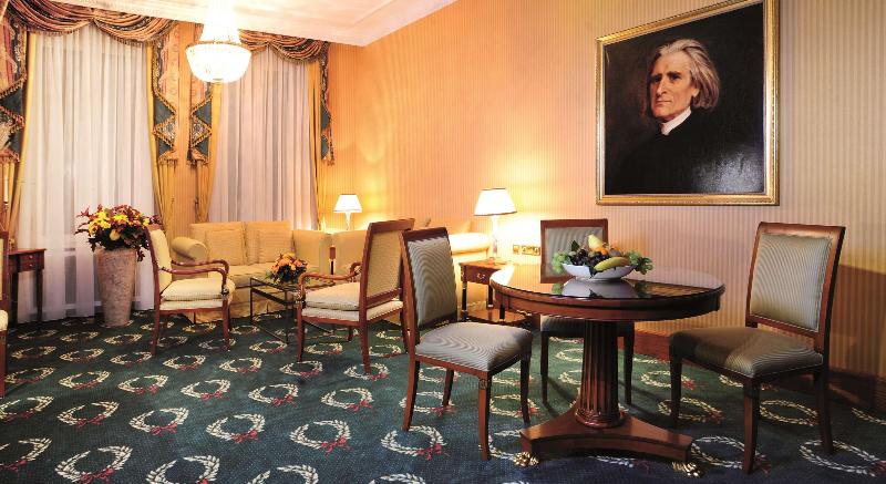 Best Western Premier Grand Hotel Russischer Hof - Lobi