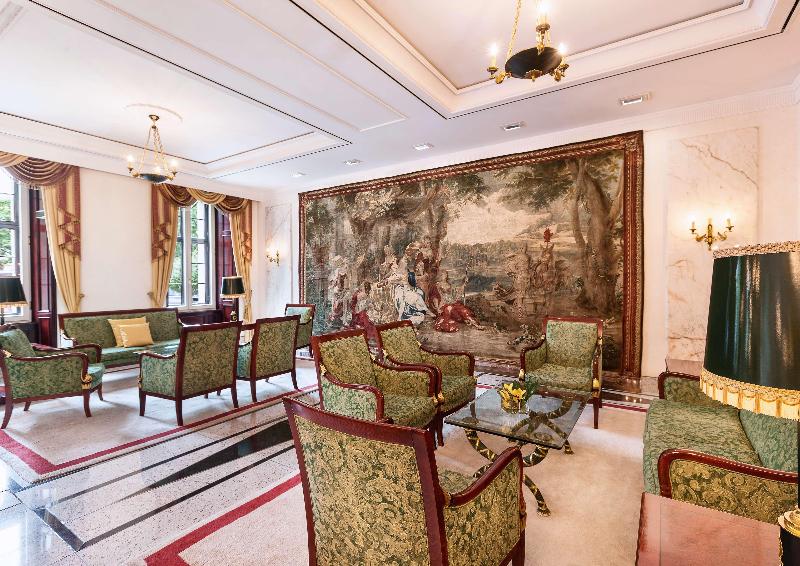Best Western Premier Grand Hotel Russischer Hof - Lobi