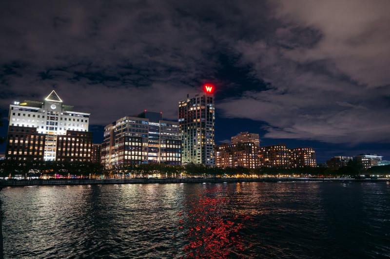 W Hoboken - Genel