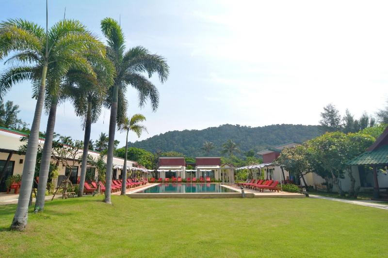 Golden Bay Cottages - Havuz