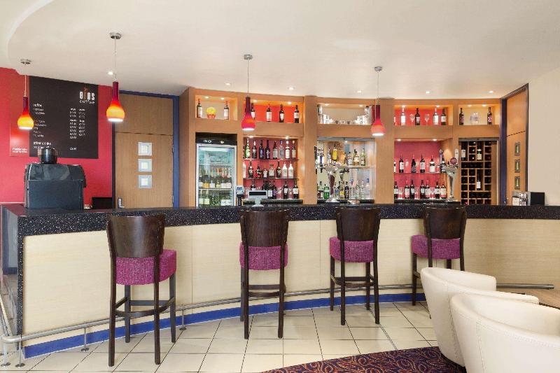 Ramada London North M1 - Bar