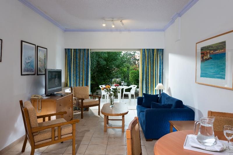Paphos Gardens Holiday Resort - Oda