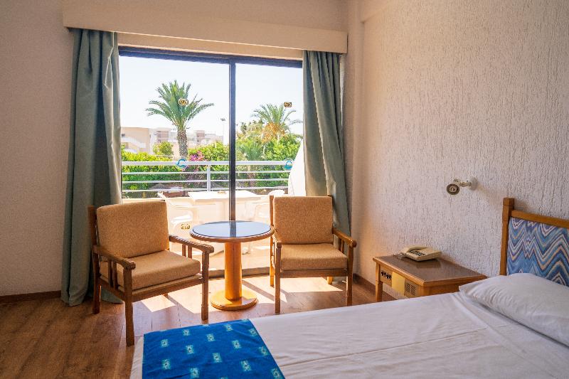 Paphos Gardens Holiday Resort - Oda