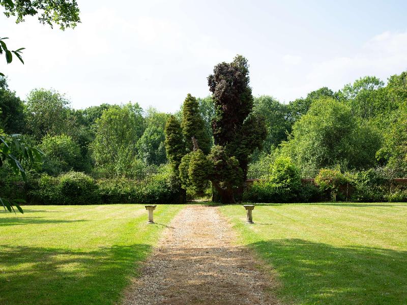 Stanhill Court - Genel