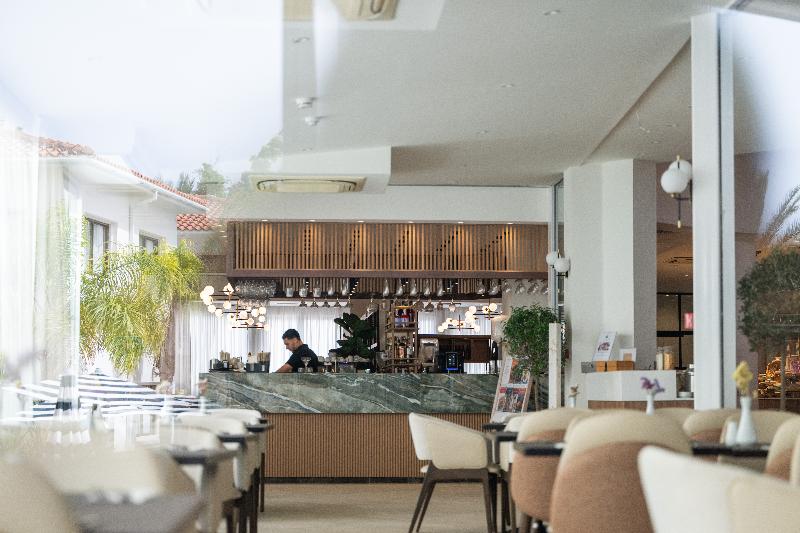 King Jason Paphos - Designed for adults - Bar