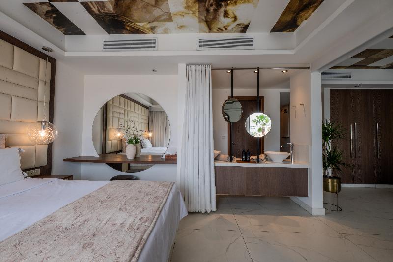 King Jason Paphos - Designed for adults - Oda
